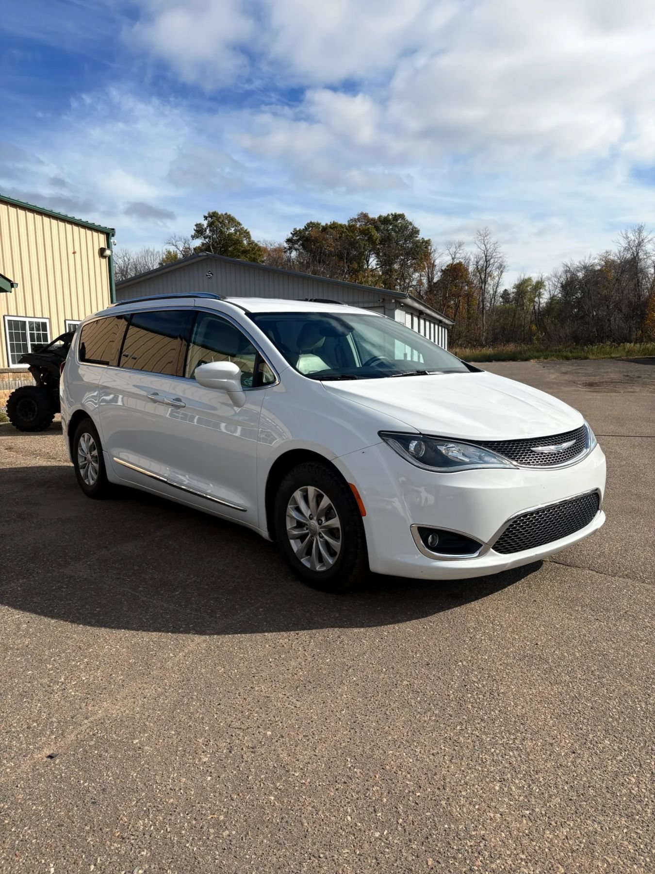 Used 2018 Chrysler Pacifica Touring-L FWD image 3
