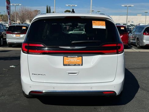 Used 2024 Chrysler Pacifica Touring-L image 5