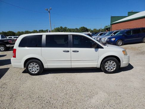 Used 2008 Chrysler Town & Country LX FWD image 2