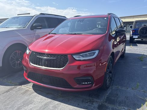 Used 2025 Chrysler Pacifica Limited FWD image 2