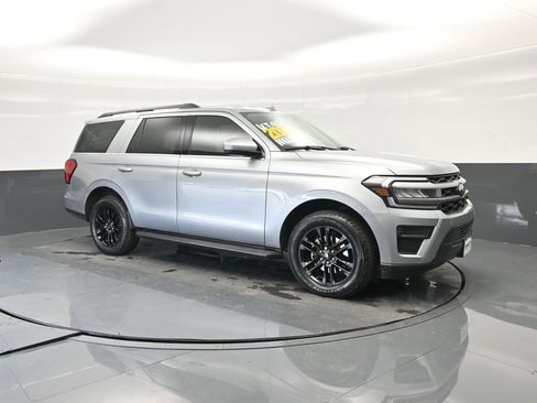 Used 2024 Ford Expedition XLT image 11