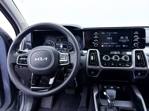 Used 2022 Kia Sorento LX image 3