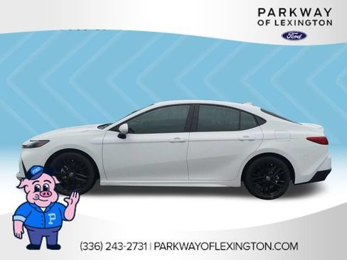 Used 2025 Toyota Camry SE w/ Convenience Package FWD image 2