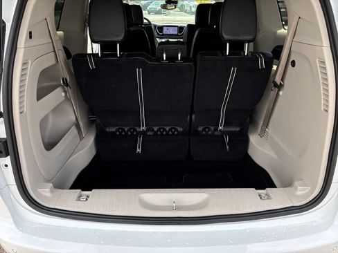 Used 2024 Chrysler Pacifica Touring-L FWD image 19