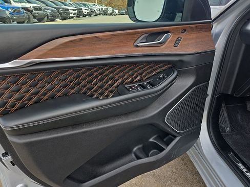 Used 2025 Jeep Grand Cherokee Summit image 28