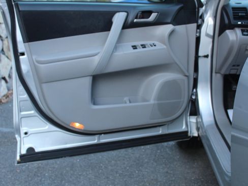 Used 2011 Toyota Highlander Hybrid w/ Cold Weather Pkg image 12