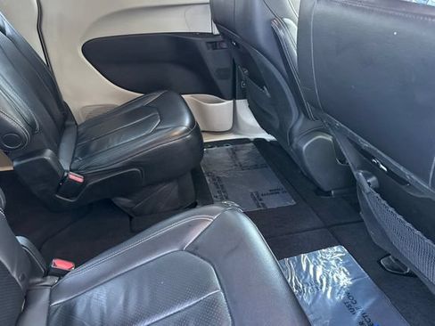 Used 2022 Chrysler Pacifica Touring-L FWD image 19