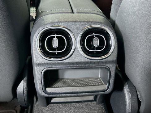 Used 2025 Mercedes-Benz C 300 4MATIC Sedan image 33