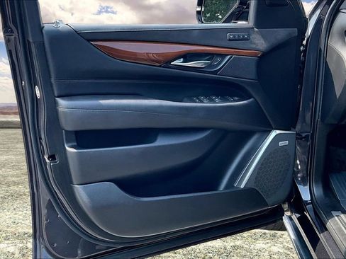 Used 2018 Cadillac Escalade Premium Luxury AWD/4WD image 20
