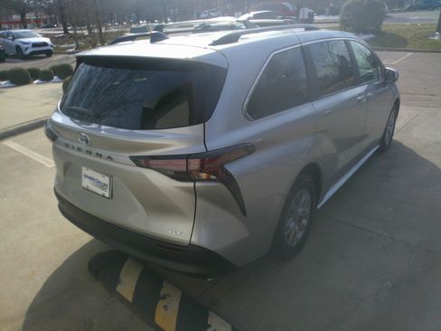 Used 2025 Toyota Sienna XLE image 13