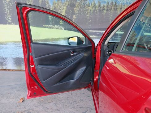 Used 2019 Toyota Yaris XLE image 11