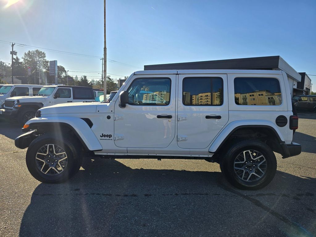 Used 2025 Jeep Wrangler Unlimited Sahara AWD/4WD image 5