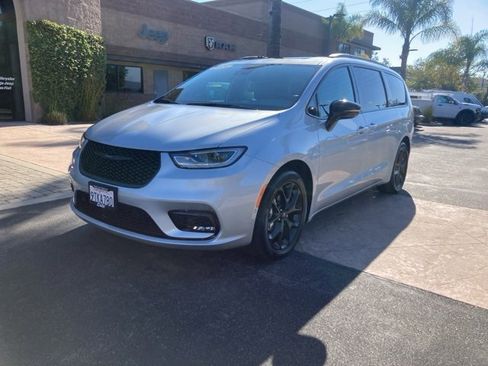 Used 2024 Chrysler Pacifica Touring-L w/ S Appearance Package image 4