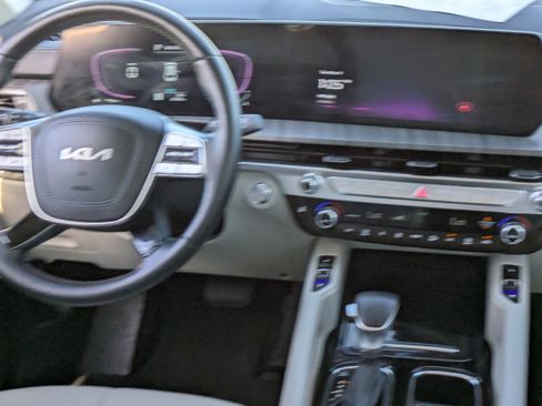 Used 2024 Kia Telluride EX w/ EX Captain's Chair Package image 17