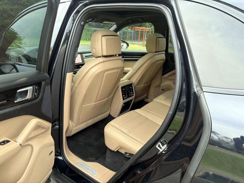 Used 2022 Porsche Cayenne Platinum Edition AWD/4WD image 27