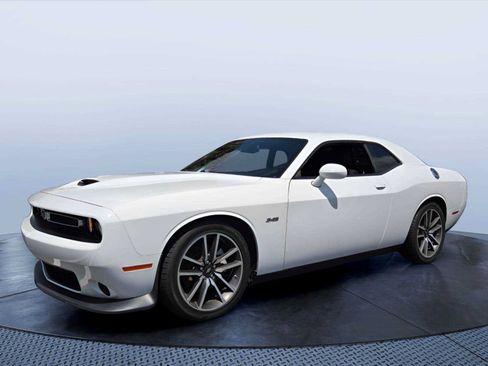 Used 2023 Dodge Challenger R/T RWD image 2
