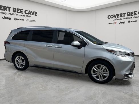 Used 2021 Toyota Sienna Limited image 12
