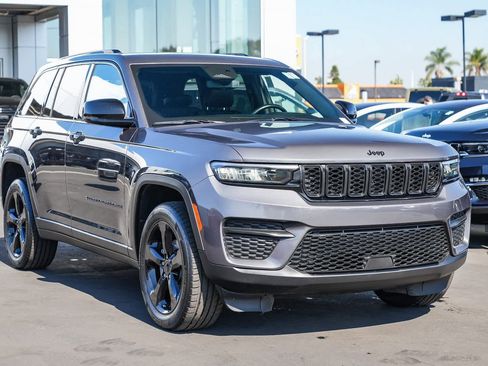 Used 2022 Jeep Grand Cherokee Altitude image 3