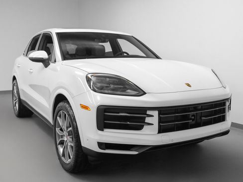 Used 2025 Porsche Cayenne image 8