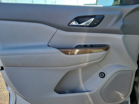 Used 2018 GMC Acadia SLE image 17