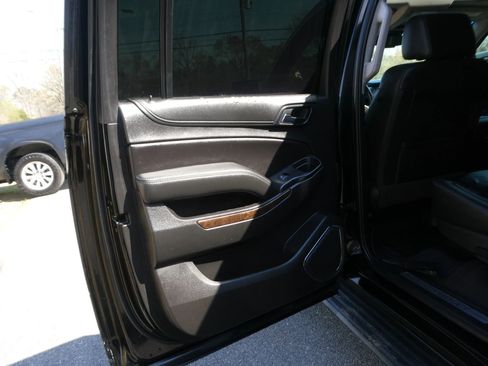 Used 2019 Chevrolet Suburban LT w/ LT Midnight Edition image 30