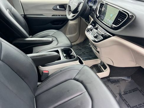 Used 2024 Chrysler Pacifica Touring-L image 17