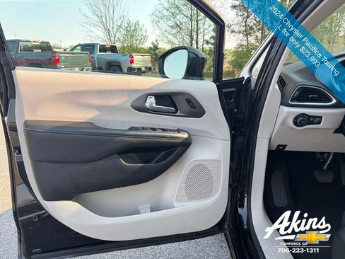 Used 2024 Chrysler Pacifica Touring-L FWD image 16