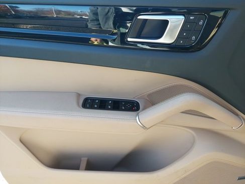 Used 2023 Porsche Cayenne Platinum Edition image 34