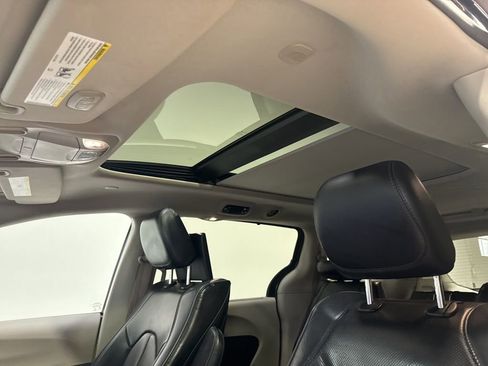 Used 2017 Chrysler Pacifica Limited w/ UConnect Theater Package FWD image 36
