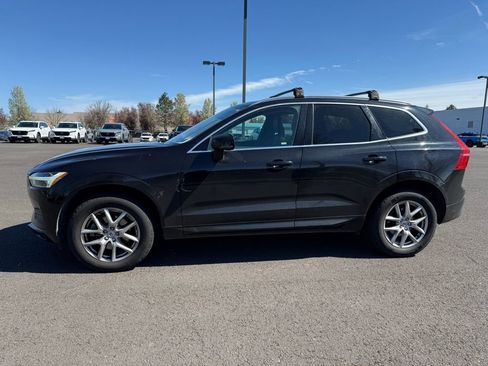 Used 2018 Volvo XC60 T5 Momentum image 2