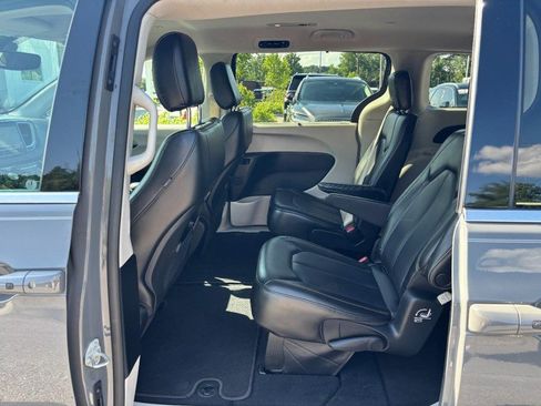 Used 2023 Chrysler Pacifica Touring-L FWD image 12