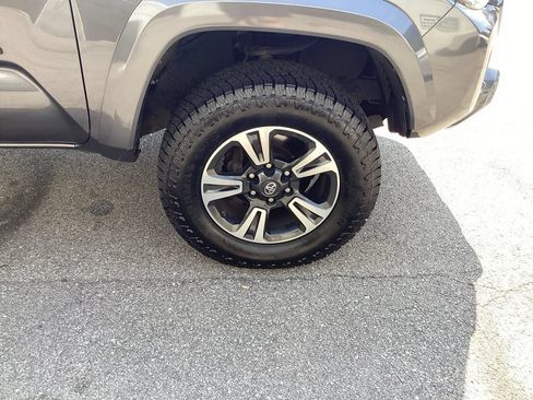 Used 2018 Toyota Tacoma TRD Sport AWD/4WD image 19