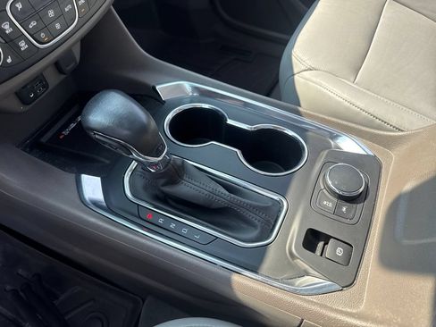Used 2021 Chevrolet Traverse Premier FWD image 25