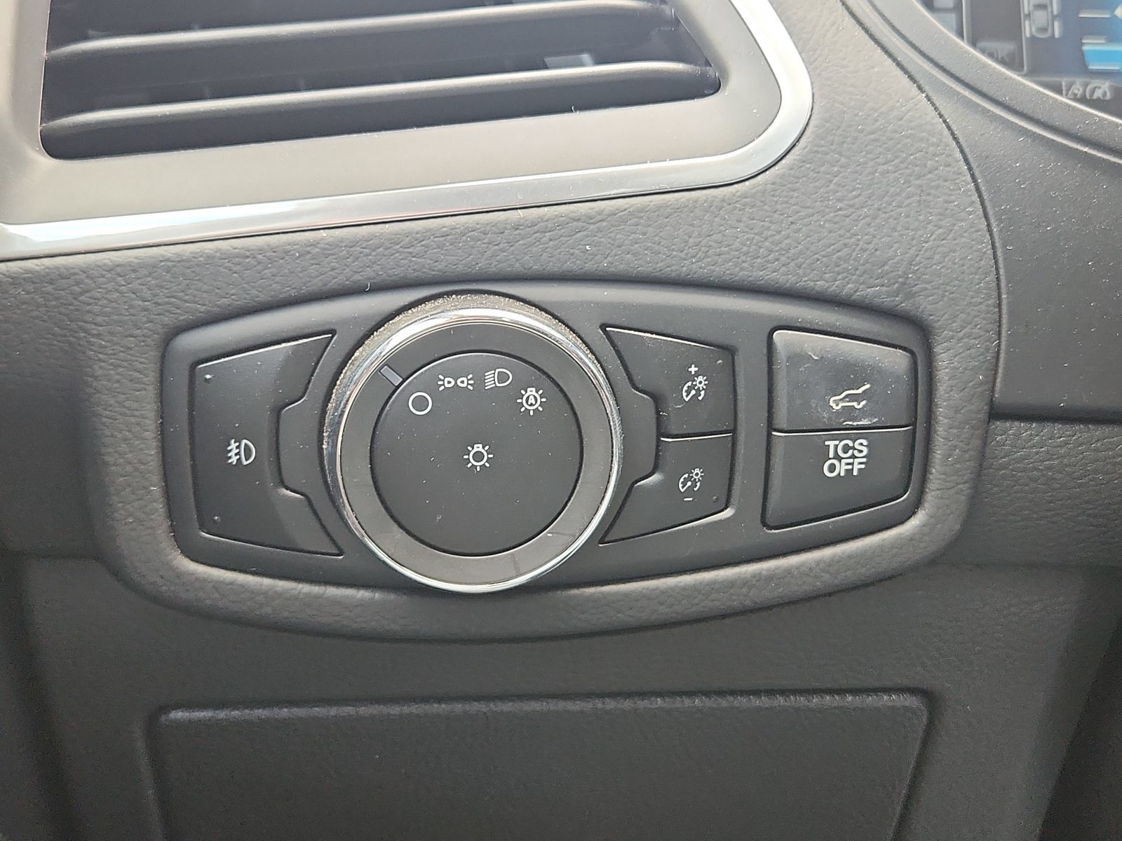 Used 2023 Ford Edge Titanium w/ Equipment Group 301A AWD/4WD image 16