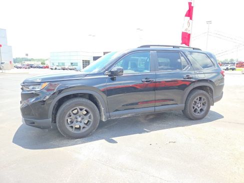 Used 2025 Honda Pilot TrailSport image 3