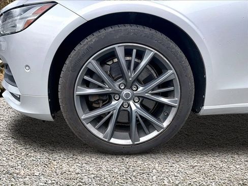 Used 2018 Volvo S90 T6 Momentum w/ Convenience Package image 9