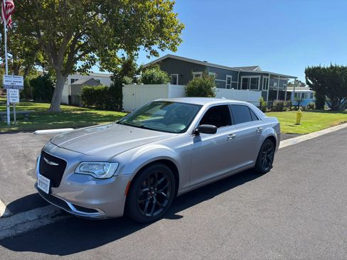 Used 2018 Chrysler 300 Touring L RWD image 6