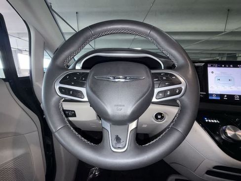 Used 2023 Chrysler Pacifica Touring-L FWD image 15