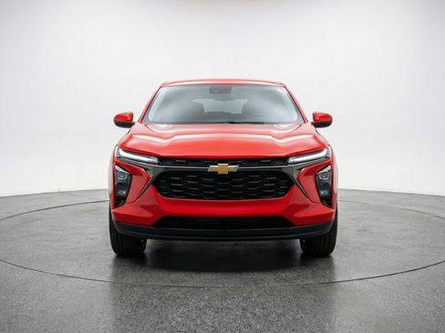 Used 2025 Chevrolet Blazer LT FWD image 2