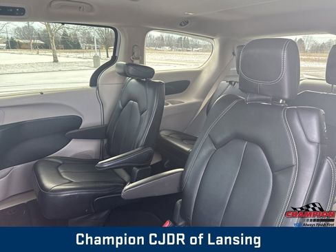 Used 2024 Chrysler Pacifica Touring-L image 40