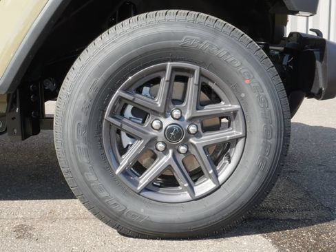 Used 2025 Jeep Gladiator Sport AWD/4WD image 9