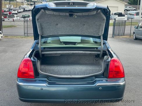 Used 2003 Lincoln Town Car Signature RWD image 24