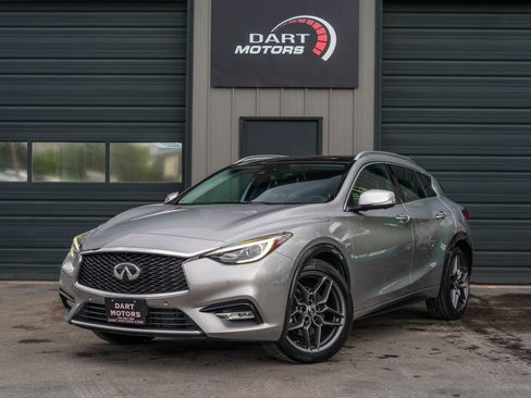 Used 2017 INFINITI QX30 Premium w/ Technology Package FWD image 3