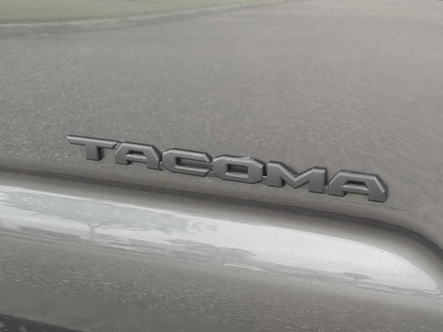 Used 2018 Toyota Tacoma SR5 RWD image 13