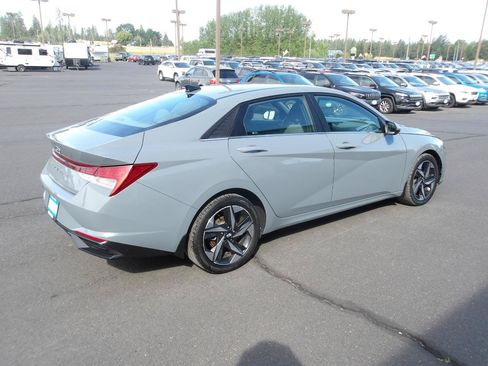 Used 2022 Hyundai Elantra SEL w/ Convenience + Premium Package FWD image 5