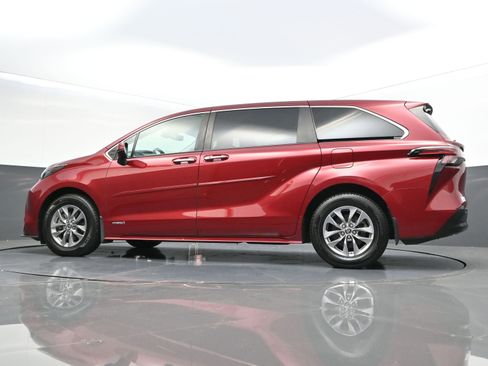Used 2021 Toyota Sienna XLE image 38