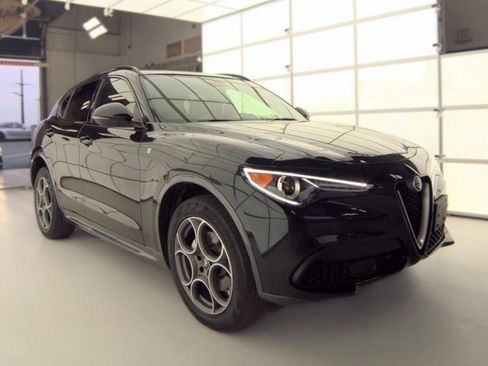Used 2023 Alfa Romeo Stelvio Ti AWD/4WD image 2