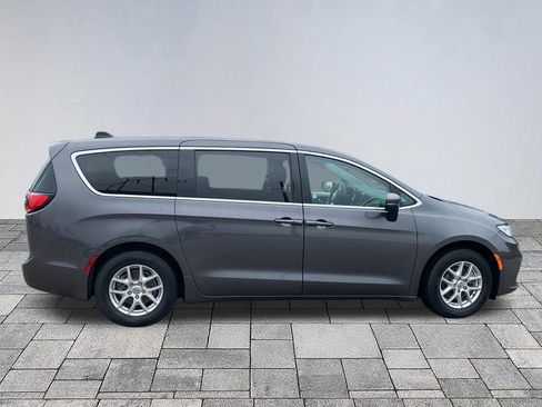 Used 2023 Chrysler Pacifica Touring-L FWD image 8