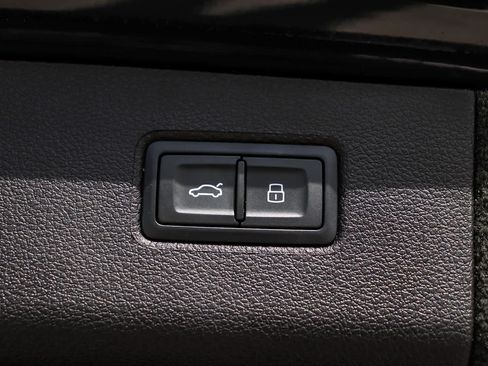 Used 2021 Bentley Bentayga AWD/4WD image 41