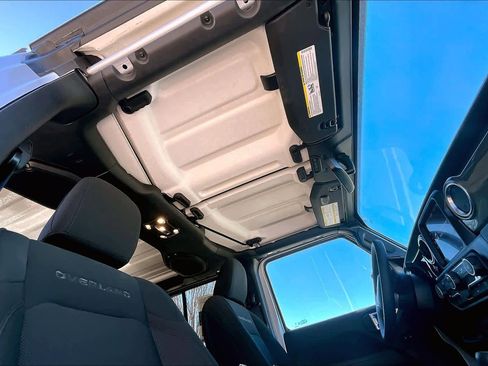 Used 2023 Jeep Gladiator Overland image 14